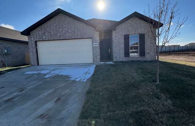 Brand New Construction 4/2/2 Located in Glendale AHS school Distance 1/2 off 1st month's rent *special*
