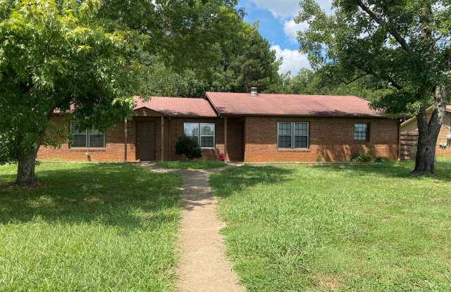 Photo of 2 bed 1 bath duplex in Bogart!