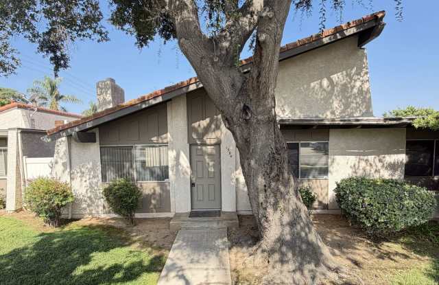 Redlands Townhouse in Great Complex 2+ 1.5 AVAILABLE NOW