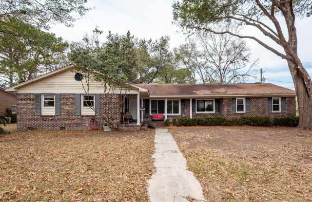 4 Bedroom, 2.5 Bathroom Home on James Island
