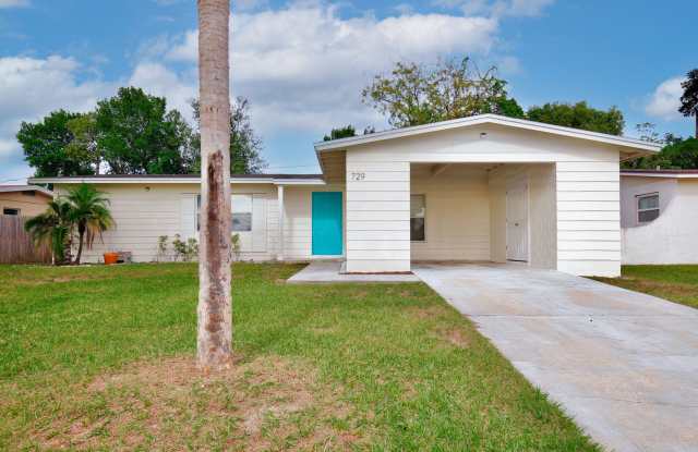 Charming 3/2 Spacious Home with a Large Covered Patio Located in Sky Lake - Orlando!