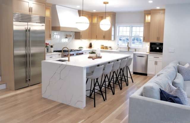 64 Kings Highway North