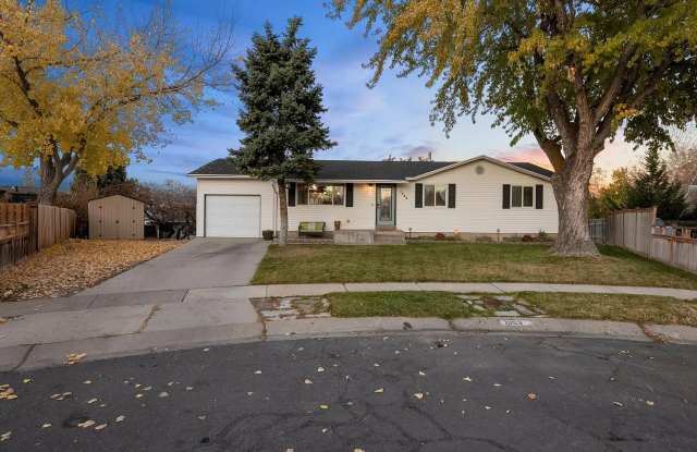 Beautiful 4 Bedroom Home in Sandy!