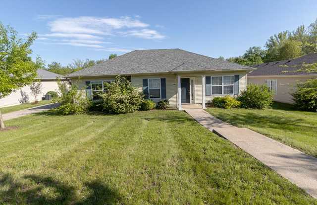 Single Family home with a fenced yard - 1900 Field Street, Boone County, MO 65203