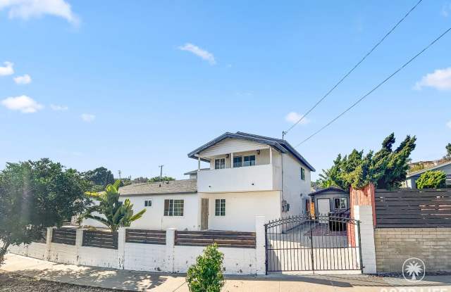 Beautiful 3B 2BA Duplex Unit w/ Balcony, W/D, and Updated Amenities