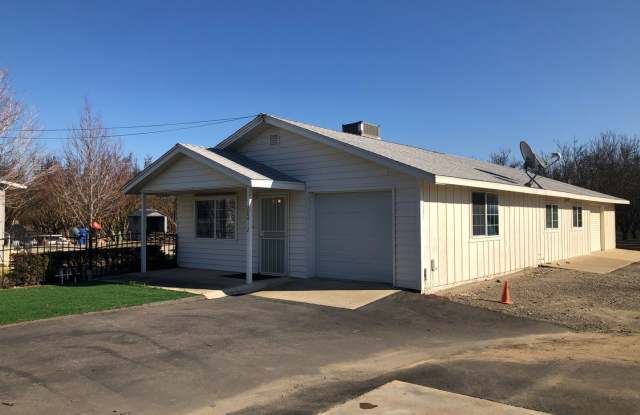 NOW AVAILABLE!! QUAINT HOME IN NEWMAN OUT IN THE COUNTRY