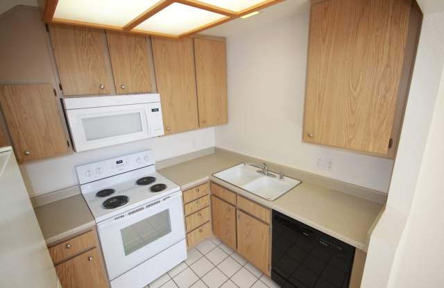 1-bedroom condo with loft, top floor unit in La Jolla Colony/UTC