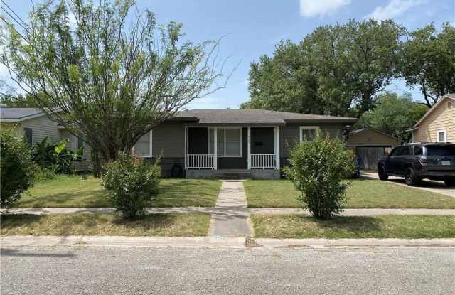 930 Delaine Dr
