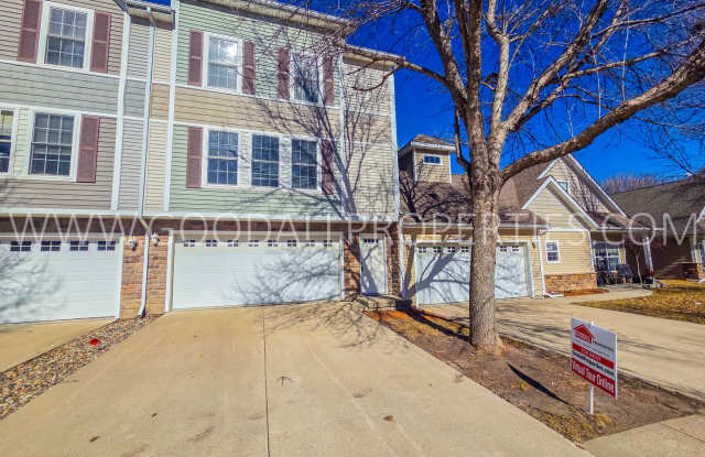 2 bedroom 2.5 bath Townhome in Urbandale with attached garage!