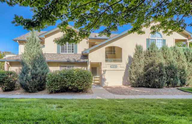 Evolve Real Estate: Bright 1 Bedroom Condo with  Private Garage near DTC!