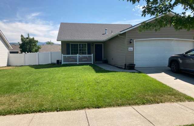 Photo of Lovely tri-level 4 bedroom 2 bath home in the Woodbridge Community of Post Falls!