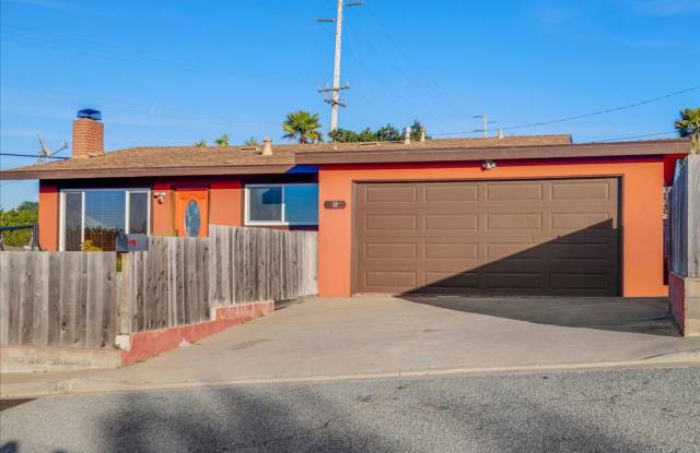 Upper Seaside 3 Bedroom / 1.5 Bath with Ocean Views