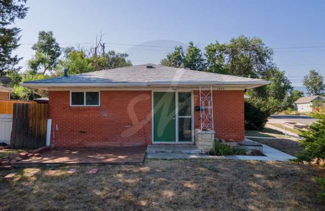 Charming 2 bed 1 bath duplex in downtown Colorado Springs