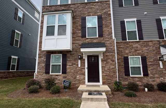 4BR 3.5BA Townhome w/ 2-Car Garage • Quartz-Island Kitchen • Balcony in Matthews