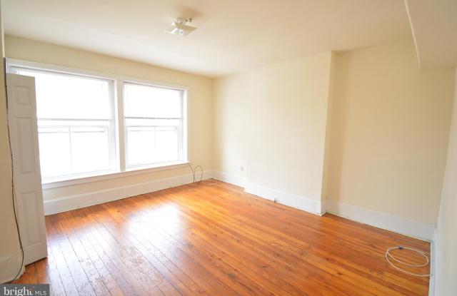 444 W QUEEN Lane