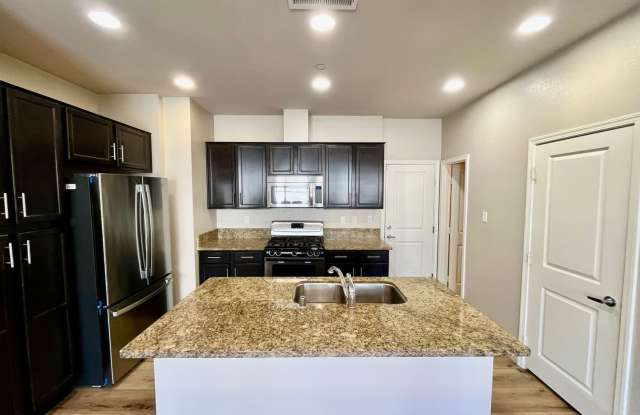 Beautiful 3B 2.5BA Townhouse in the Summit at Eastlake Community - 1385 Caminito Veranza, Chula Vista, CA 91915