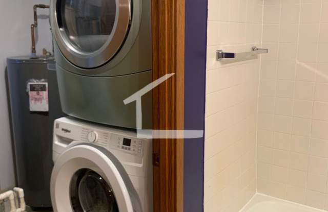 Spacious 1 bed w In Unit Laundry near T. PARKING INCLUDED