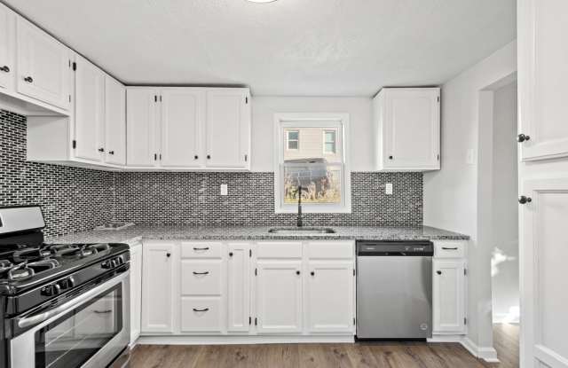 SCORE 50% OFF 1ST MONTH'S RENT IF SIGNED BY JUNE 19! Gorgeous 2 bedroom house in West Mifflin available July 10!