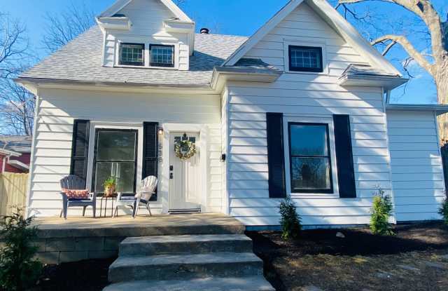 New Remodeled Downtown Home w/ detached carriage house, fenced back yard,