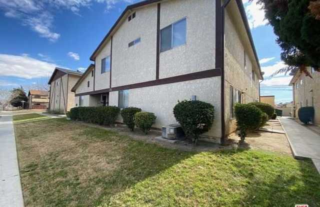 212 E Lancaster Blvd