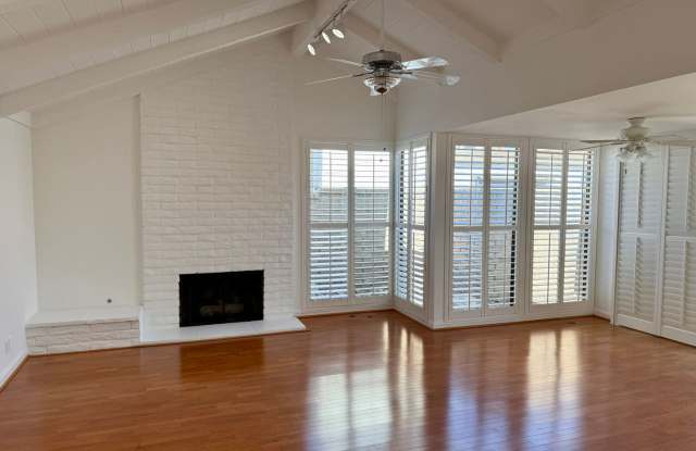 Charming 2-Bedroom Condo in the Coveted Canyon Sands Community!