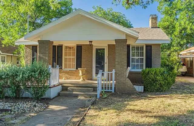Come check out this 2 bedroom, 2 bath Santa Rita Gem!
