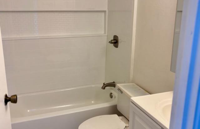 Available now: A 2 Bedroom, 1 bathroom with 1 assigned parking stall in Hokuahiahi Apartments