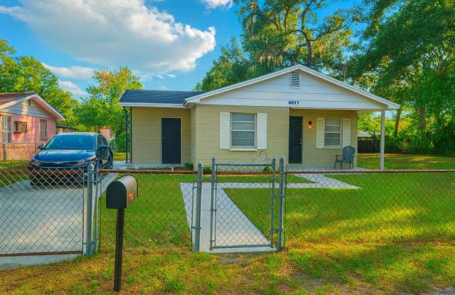 Photo of Renovated 2/1 in the Heart of Tampa on a DOUBLE lot!