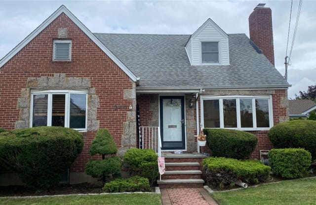 240 Elm Pl - 240 Elm Place, Mineola, NY 11501