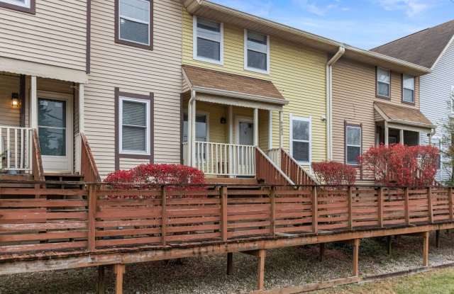 Photo of Broad Ripple townhome with garage, updated kitchen, and walkable convenience!