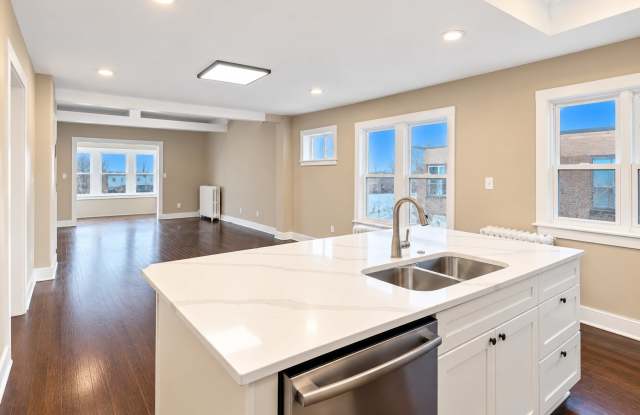 STUNNING RENOVATED 4 BEDROOM DUPLEX ON GRAND AVE – MOVE-IN SPECIALS!