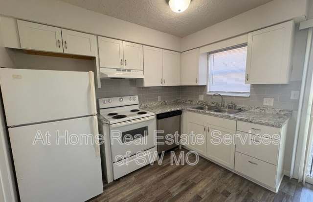 3353 E Linwood