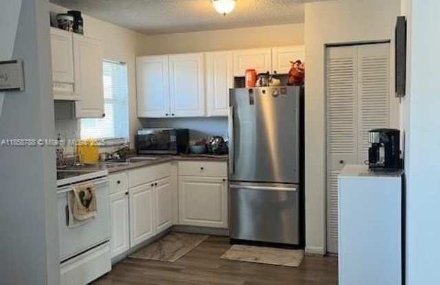 Photo of 406 Lakeside Dr