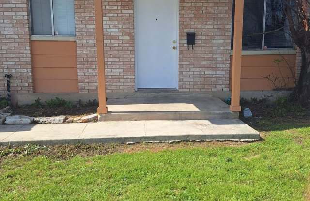 2x1 Less Than $933 Big Yard, Pets OK