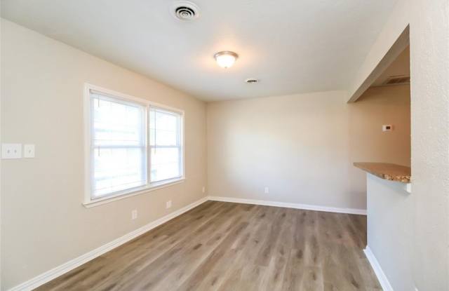 1105 S Locust Commons