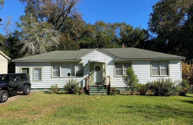 4 bed 2 bath house,walk to the Stadium!! Available August 2024! - 409 Murat Street, Tallahassee, FL 32304