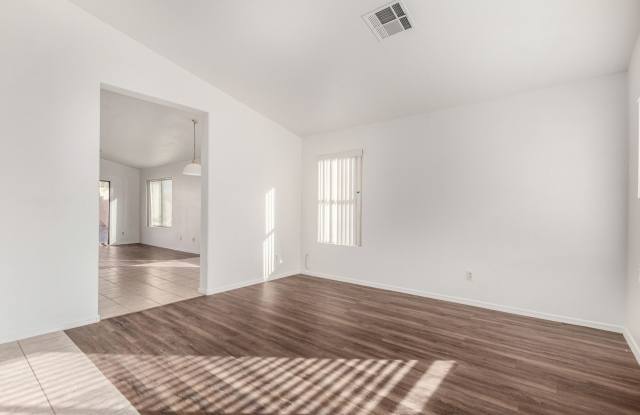 3 bed 2 bath home in Surprise!