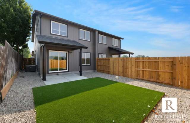 Gorgeous! Brand New 3 Bedroom Townhome in Eagle Point