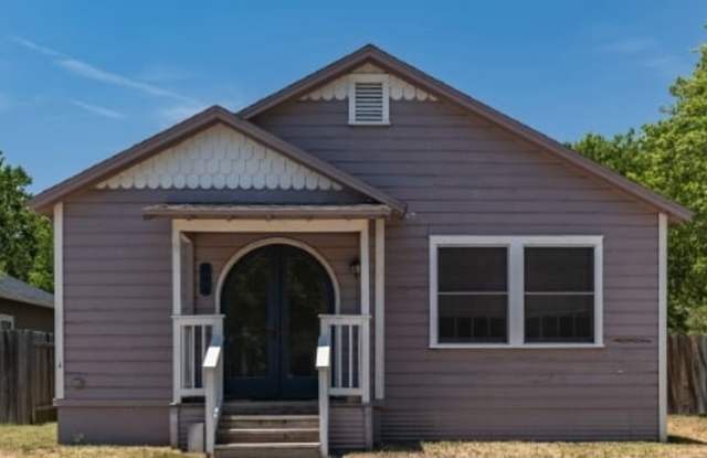 Classic  Charming 2 Bedroom, 1 Bath Home in Downtown Taylor