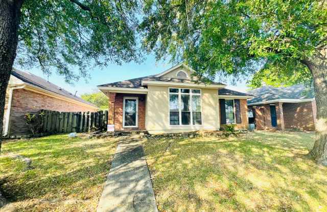 ** 3 Bed 2 Bath patio home located off Woodmere** Call 334-366-9198 to schedule a self tour - 2137 Woodmere Loop, Montgomery, AL 36117