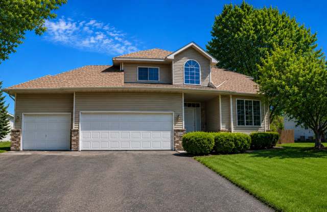 Spacious 4-Bed 4-Bath Home in Buffalo - Available 7/1!