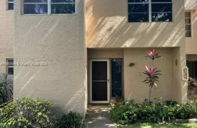 9421 Live Oak Pl