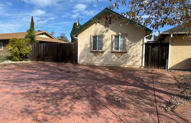 Welcome to this charming 1-bedroom, 1-bathroom home located in the vibrant community of Fairfield, CA.