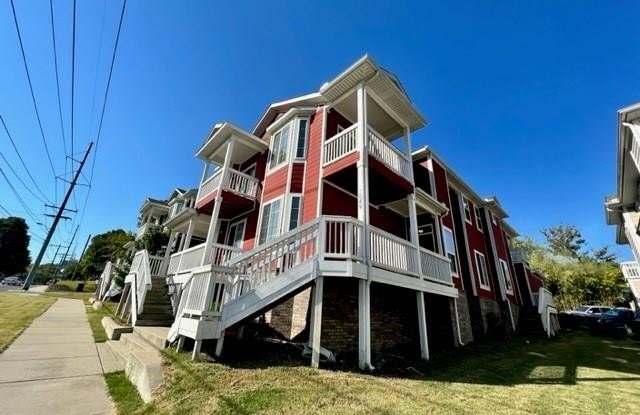 1049  N Leverett  AVE