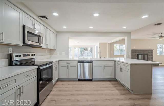 Amazing pool home is great location!!