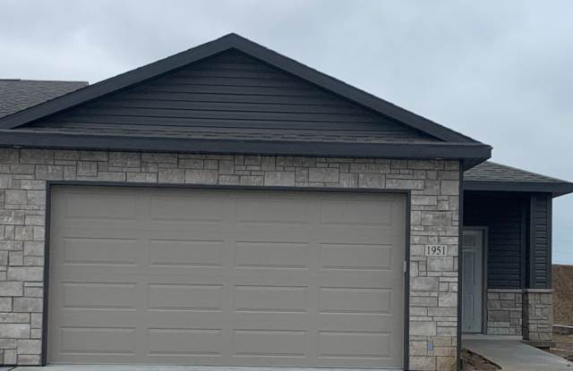 Zero entry ranch townhome with 2 stall garage. Spacious 3 bedrooms/3 bathroom, 1st floor laundry