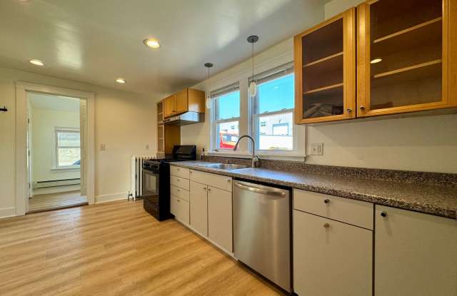 $2,850 Spacious Portland 3BD/1.5BA Single Family Home | Available Now