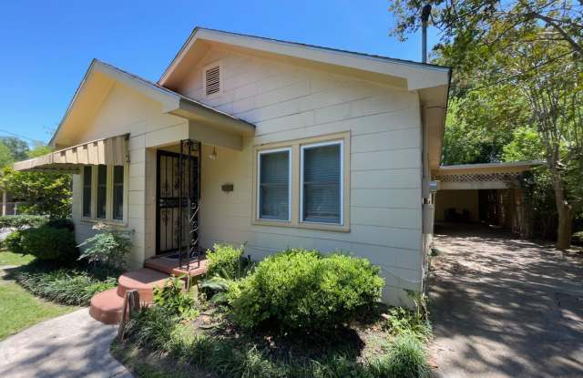 Photo of 2 bedrooms 1 bath - Large Yard