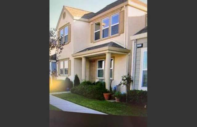 2527 N Village Dr