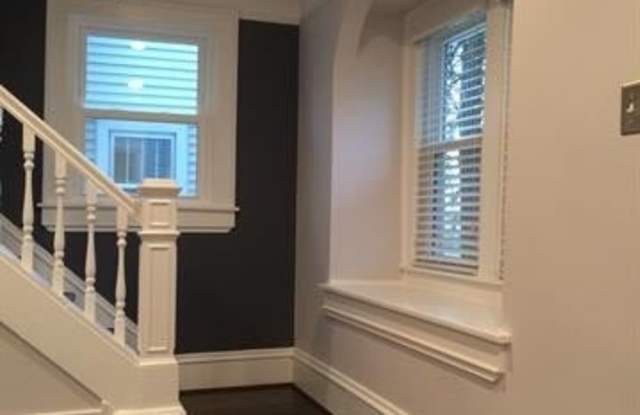 115 E LINCOLN Street